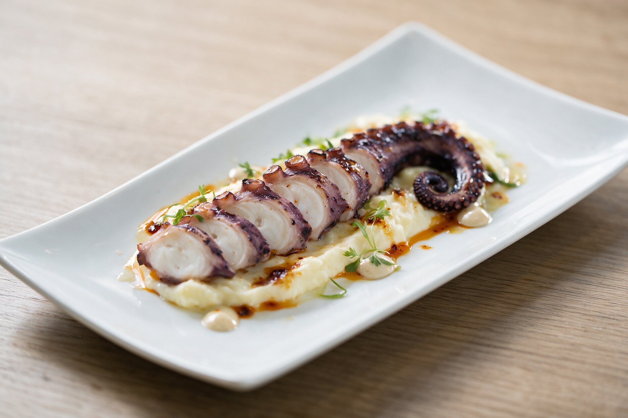 Pulpo a la parrilla sobre base de patata cremosa con pimentón